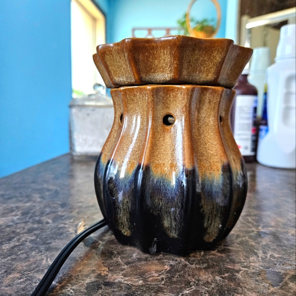 Full size scentsy  Ria retired scentsy warmer.